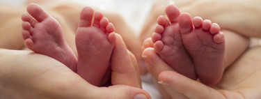 "La primera vez que ves a tus hijas tan frágiles, se te cae el alma a los pies": hablamos con una madre de gemelas prematuras