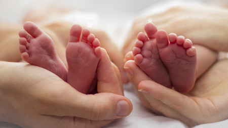 "La primera vez que ves a tus hijas tan frágiles, se te cae el alma a los pies": hablamos con una madre de gemelas prematuras