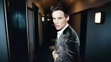 Eddie Redmayne, lección de estilo navideño en Mr. Porter