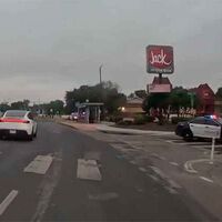 El robotaxi de Tesla es tan humano conduciendo que hasta pega un frenazo si ve a la policía. Estaría bien si no fuera uno de los muchos errores después de su estreno en Texas