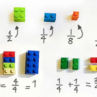 Una maestra enseña matemáticas a sus alumnos usando piezas de LEGO