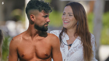 ¡Pelea en el patio del cole! Alejandro Albalá y Marta Peñate de 'La Isla de las Tentaciones 2' a hostias de 'Chihuahuas en Beverly Twitter' durante 'El Debate de las Tentaciones'