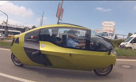 El concepto de moto eléctrica cerrada vuelve a la carga con la MonoRacer: 240 km/h de velocidad punta, maletero y 80.000 euros
