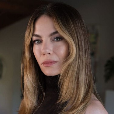 La tendencia de primavera 2026: cambiarse la raya del pelo a partir de los 50 