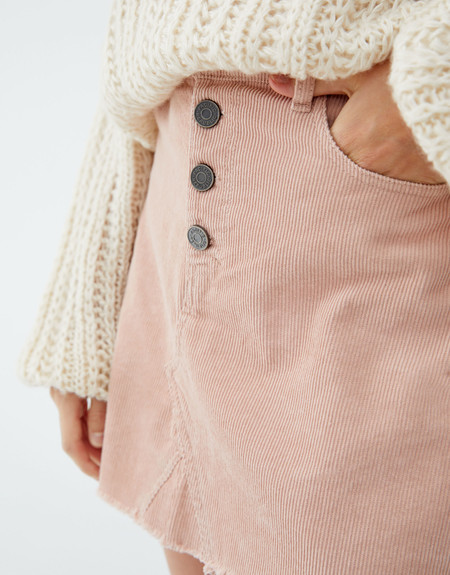 Esta falda de botones es la perfecta 24/7 de este otoño y la tienes por 15,99 euros