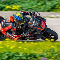 Tito Rabat ya exprime la Ducati Panigale V4 R (con caída incluída) y confirma que correrá gratis en Superbikes