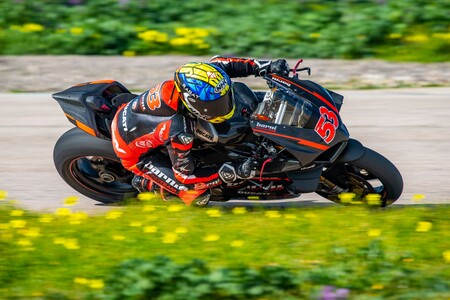 Tito Rabat ya exprime la Ducati Panigale V4 R (con caída incluída) y confirma que correrá gratis en Superbikes