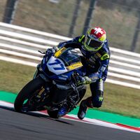 Dominique Aegerter tira de veteranía para ganar una carrera en la que Manu González rozó su primer podio