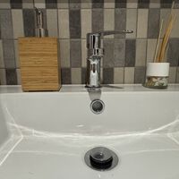 Este es el truco que me ha enseñado un fontanero para desatascar en segundos el lavabo o un fregadero