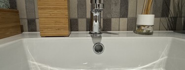 Este es el truco que me ha enseñado un fontanero para desatascar en segundos el lavabo o un fregadero