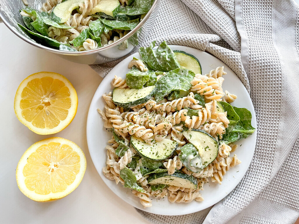 Lleva espinacas, calabacín y una salsa cremosa, pero sin nata ni lácteos: esta pasta es ideal para la cena