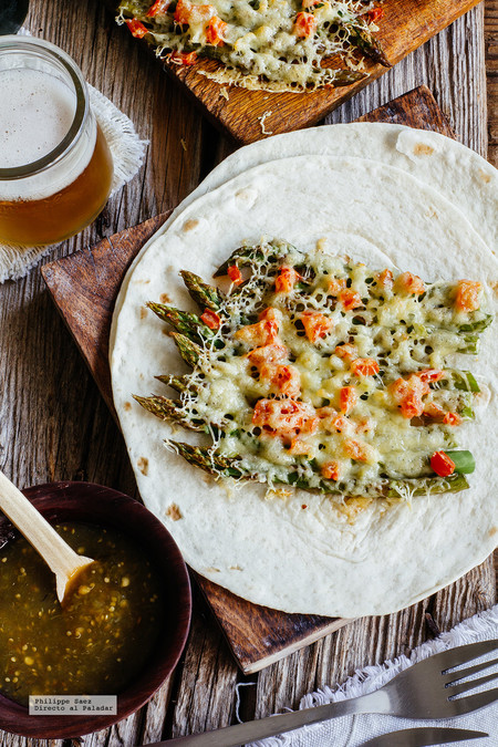 Quesadillas de espárragos gratinados. Receta vegetariana