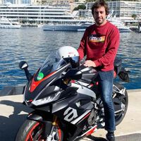 Cuando los pilotos de Fórmula 1 también aman las motos (y por qué a Fernando Alonso le gusta tanto Aprilia) 