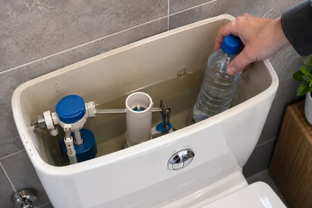 Botella En La Cisterna Del Inodoro