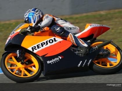 Bradley Smith delante en la primera tanda libre