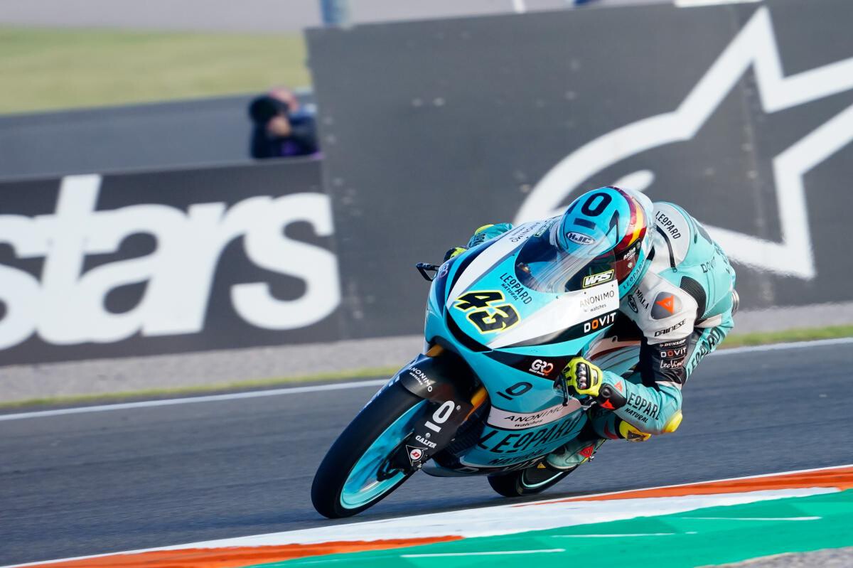 ¡Triplete! Xavi Artigas gana su primera carrera de Moto3 y Dennis Foggia tira a Pedro Acosta en la última vuelta