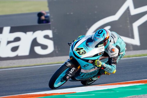 ¡Triplete! Xavi Artigas gana su primera carrera de Moto3 y Dennis Foggia tira a Pedro Acosta en la última vuelta