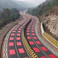 Conduces por el bosque y de repente la carretera se vuelve roja. En India lo están haciendo para solucionar un problema que también tenemos en España