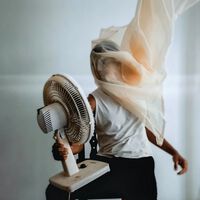 ¿La ola de calor te pilla corto de presupuesto? En PcComponentes tenemos un ventilador barato por poco más de 20 euros que te puede solucionar la papeleta