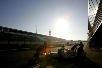 Diez vueltas en tres días de test para Super Aguri
