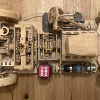 Mejor que LEGO Technic: alucina con el vídeo de este coche de madera con motor V8 hecho pieza por pieza  
