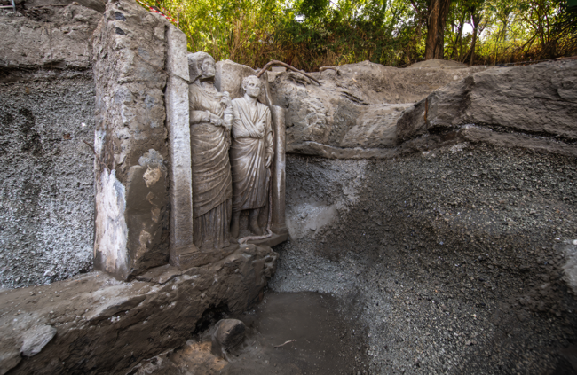 Arqueólogos descubren en Pompeya dos esculturas funerarias casi de tamaño real que podría representar a una poderosa sacerdotisa de Ceres