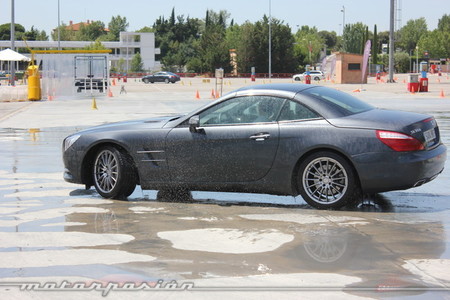 Conducción sobre asfalto mojado