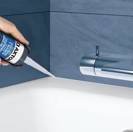 Renovar la silicona eleva mucho la percepción del espacio / Amazon