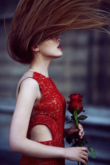 El encaje continúa siendo el rey de la fiesta, ¡échale un ojo a estas opciones!