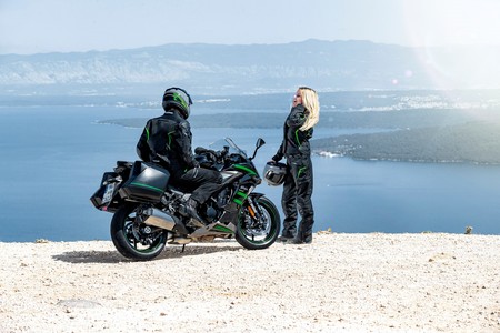 La Kawasaki Ninja 1000SX releva a la Kawasaki Z1000SX con un nuevo diseño y mejoras en la electrónica