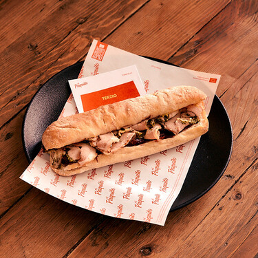 El mejor bocadillo de cordero de 2025 se sirve en uno de los pocos bares del barrio de Salamanca (Madrid) en los que comer no es un robo 