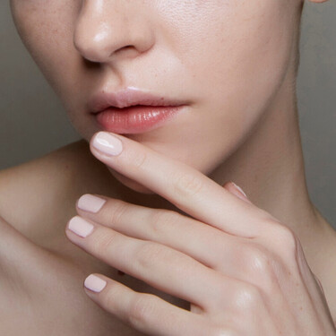 La manicura que estará por todas partes este verano: así se llevan las uñas "agua de rosas" 