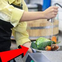 Por qué nunca debes lavar frutas y verduras con jabón de trastes, según expertos 