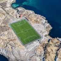 Este estadio de fútbol está más allá del Círculo Polar Ático 