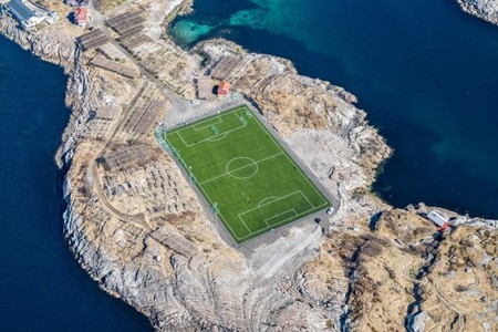 Este estadio de fútbol está más allá del Círculo Polar Ático