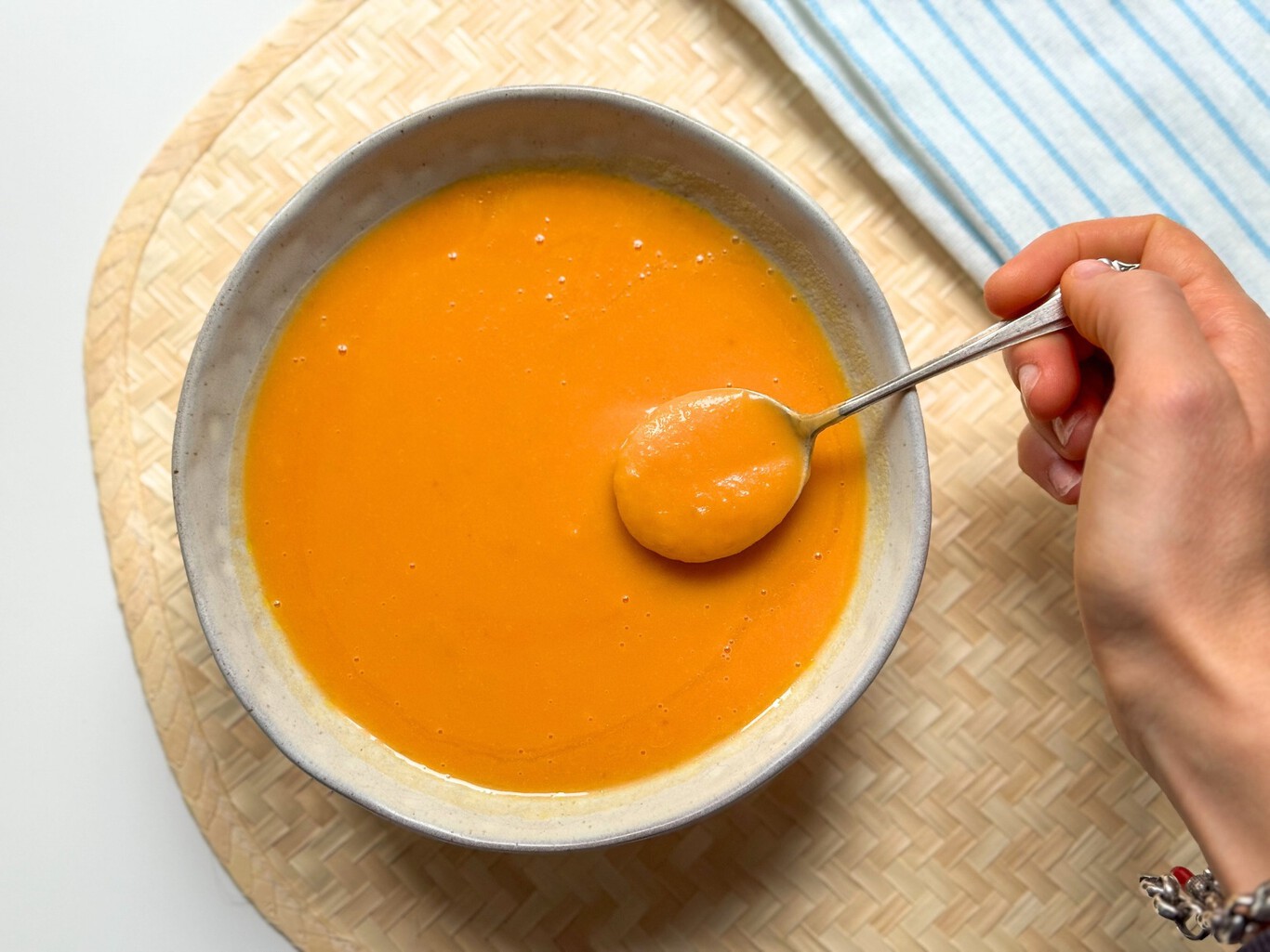 Crema de boniato en un plato, con textura fina y color anaranjado dorado