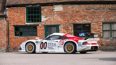 Este espectacular Porsche 911 GT1 de Le Mans es apto para la calle y está a la venta