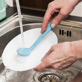 Este escurreplatos cabe hasta en las encimeras más pequeñas, tiene espacio para toda la vajilla y cuesta poco más de 15 euros 