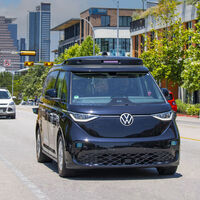Volkswagen quiere ser la china en el zapato de Elon Musk: la ID.Buzz robotaxi será la peor pesadilla del Tesla Cybercab