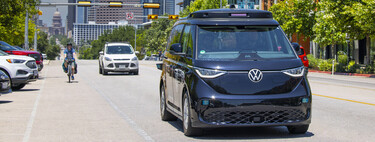 Volkswagen quiere ser la china en el zapato de Elon Musk: la ID.Buzz robotaxi será la peor pesadilla del Tesla Cybercab