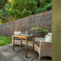 Adiós a los vecinos cotillas: cinco formas prácticas y elegantes de ganar privacidad en tu balcón, terraza o jardín 