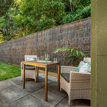 Adiós a los vecinos cotillas: cinco formas prácticas y elegantes de ganar privacidad en tu balcón, terraza o jardín 