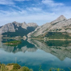 Un puente colgante sobre el pantano de Riaño: la Junta de Castilla y León se autoconcede el permiso para explotar el turismo en la zona 
