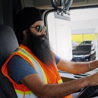 Quedarte sin trabajo o acabar detenido por no hablar inglés. Trump ha firmado una ley que puede dejar sin camioneros a EEUU porque quiere "proteger" sus carreteras