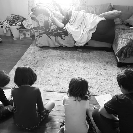 El brillante truco de un padre de cuatro, para poder descansar mientras estamos con los niños en casa
