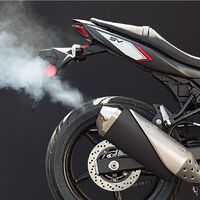 Dejar la moto en el garaje en invierno y arrancarla solo de vez en cuando no siempre es bueno. La clave está en el humo blanco del escape 