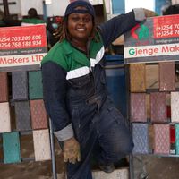 Adeus ao lixo plástico: jovem de 29 anos do Quênia cria solução genial para transformar plástico em tijolos mais resistentes que concreto