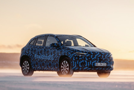 El Mercedes-Benz EQA, una clase de GLA eléctrico, ya se asoma en estas fotos con camuflaje