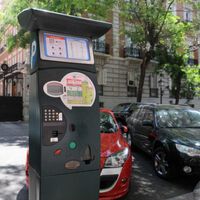 Se acabó lo de pagar de más en los parquímetros de Madrid: así funciona la nueva función 'desaparcar' 