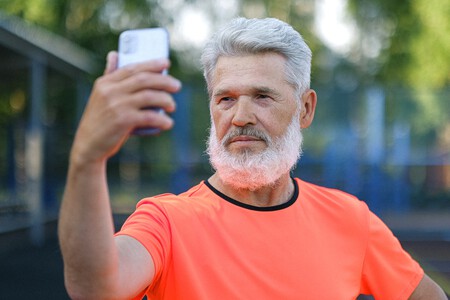 Hombre con barba blanca haciéndose un selfie